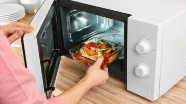 Los microondas utilizan temperaturas más bajas y requieren menos tiempo para calentar los alimentos que los métodos alternativos, lo que ayuda a prevenir la pérdida de nutrientes.