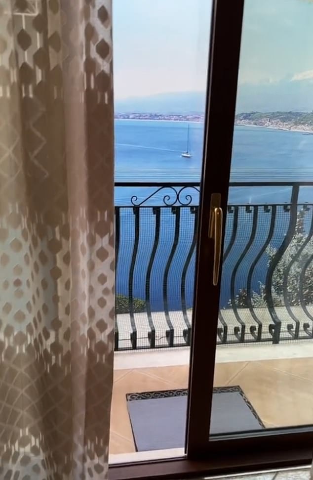 A primera vista, el balcón de Clarisa Murgia parecía ofrecer unas impresionantes vistas al mar.