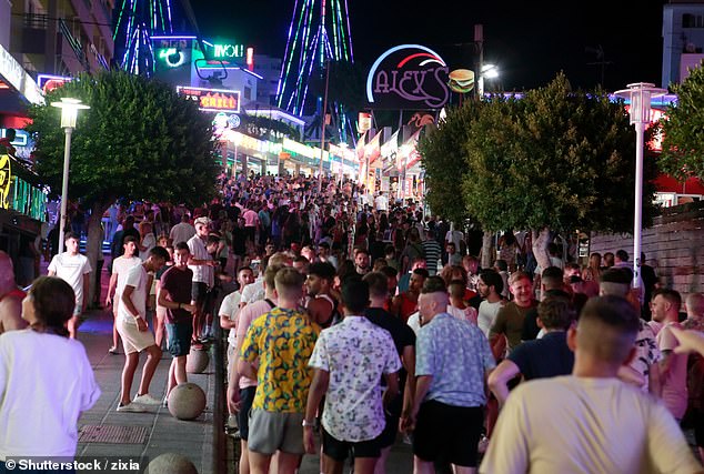 Una turista británica describió haber sido arrastrada y agredida sexualmente por dos ladrones en Magaluf (en la foto, foto de archivo) mientras hablaba por teléfono con un familiar.