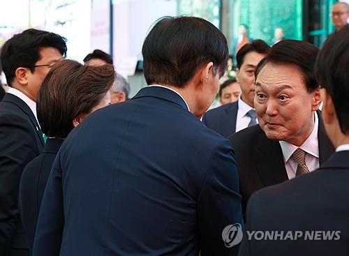 Yoon meets minor party leader Cho in public for first time in 5 yrs