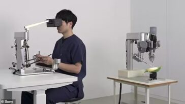 Mientras que Sony informó que ya habían realizado silenciosamente pruebas exitosas del robot con cirujanos de la Universidad Médica de Aichi, la compañía llevó a cabo una prueba pública más atrevida en el evento IEEE: realizar una cirugía en una mazorca de maíz (como se ve a la derecha, arriba).