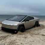 El propietario anónimo de un Cybertruck dejó su automóvil atascado en la isla de Nantucket porque no dejó salir el aire de los neumáticos antes de salir de la carretera (en la foto).