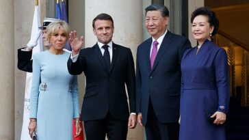 La pareja presidencial francesa posa con el presidente chino y su esposa durante su visita de estado de dos días a Francia (en la foto, a la izquierda: Brigitte Macron, Emmanuel Macron, Xi Jinping, Peng Liyuan)