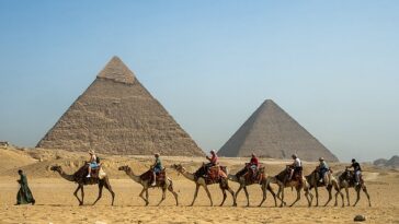 Son las maravillas del mundo antiguo que todavía hoy dejan a los científicos rascándose la cabeza.  Ahora, una parte importante del misterio de las pirámides de Egipto puede haber sido resuelta.  En la foto: la Gran Pirámide de Keops (derecha) y la Pirámide de Kefrén (izquierda) en la Necrópolis de las Pirámides de Giza