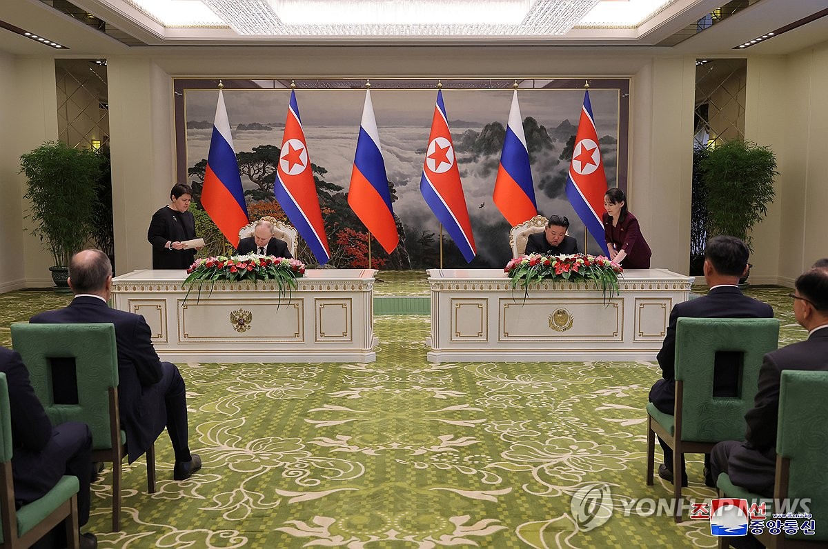 (2nd LD) S. Korea calls in top Russian envoy to protest new treaty with N. Korea