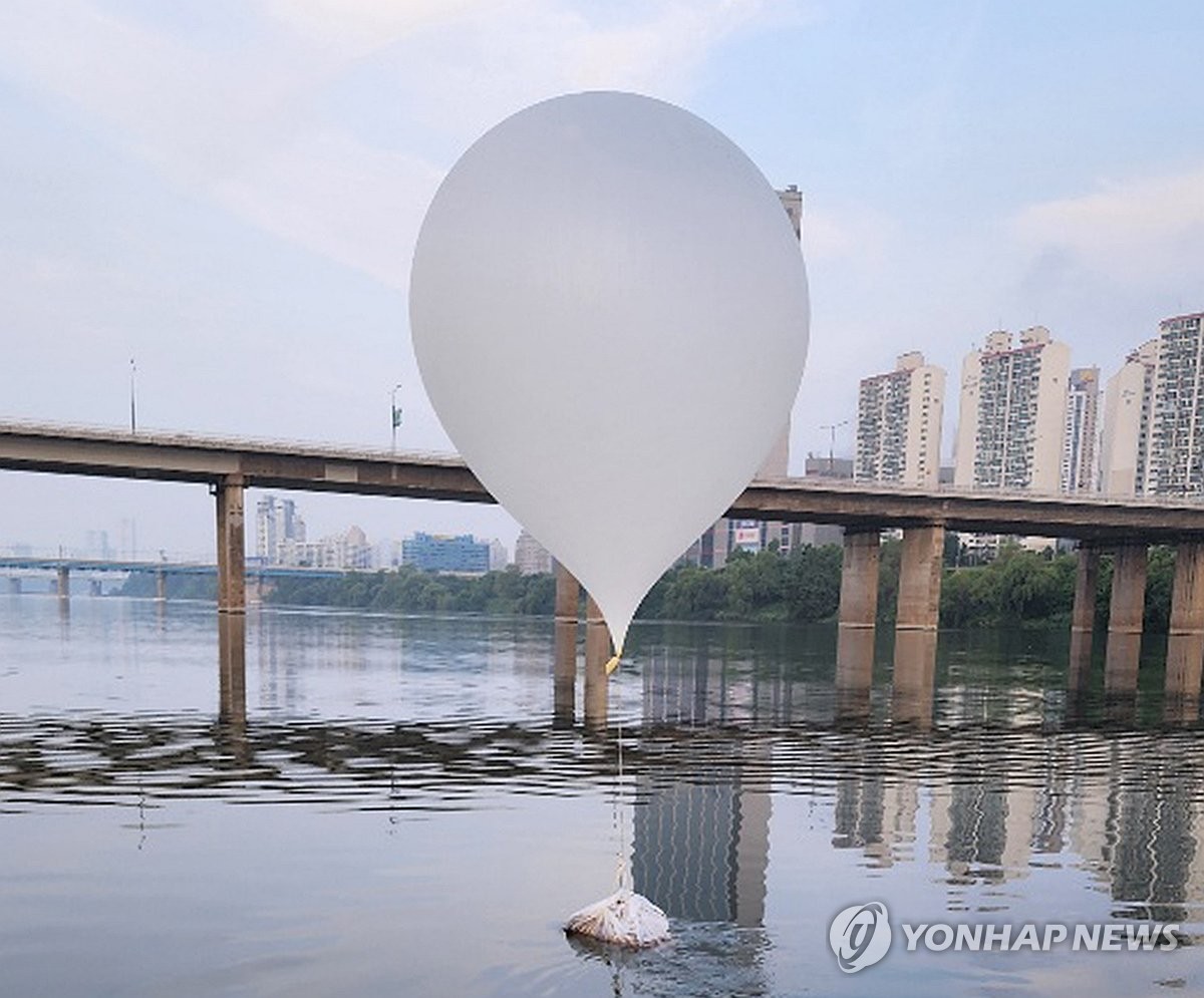 (LEAD) N. Korea launches some 250 trash-carrying balloons overnight: JCS