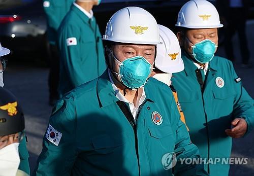 (LEAD) Yoon visits site of battery plant fire that killed at least 22