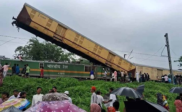 Al menos ocho personas murieron y decenas más resultaron heridas después de que dos trenes chocaran entre sí en India