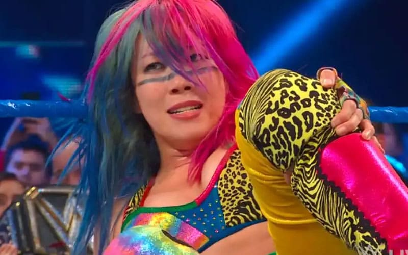 Asuka confirma que se someterá a una cirugía de rodilla en medio de una pausa por lesiones
