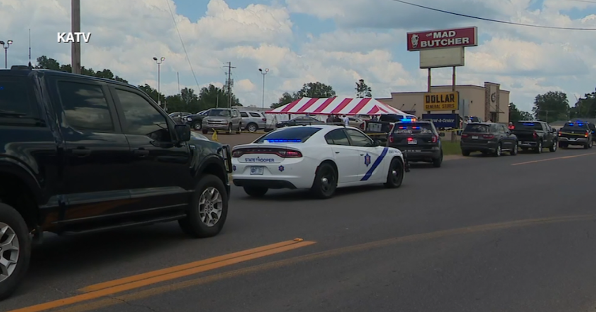 Compradores aterrorizados se escondieron en el congelador durante el tiroteo en Arkansas que mató a tres personas
