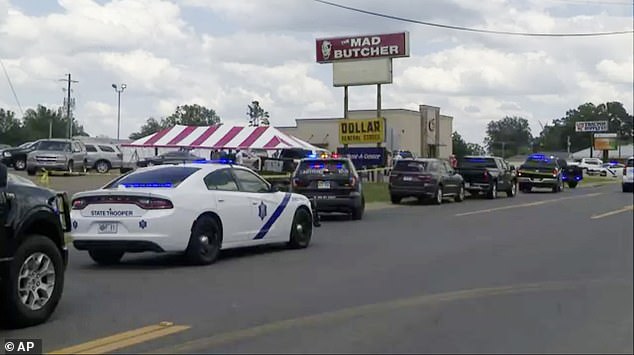 Las agencias policiales acudieron a la tienda de comestibles Mad Butcher en Fordyce el viernes por la mañana ante informes de un tiroteo.