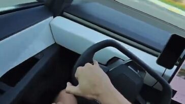 El capitán de la Fuerza Aérea Matthew Wallace publicó un video de él mismo conduciendo un Tesla Cybertruck con su meñique.