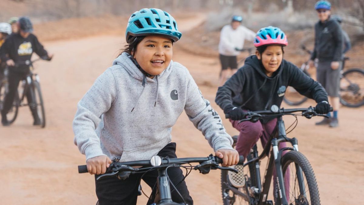 El ciclismo gana impulso entre la tribu nativa americana más grande, pero las bicicletas son escasas: así es como usted puede ayudar
