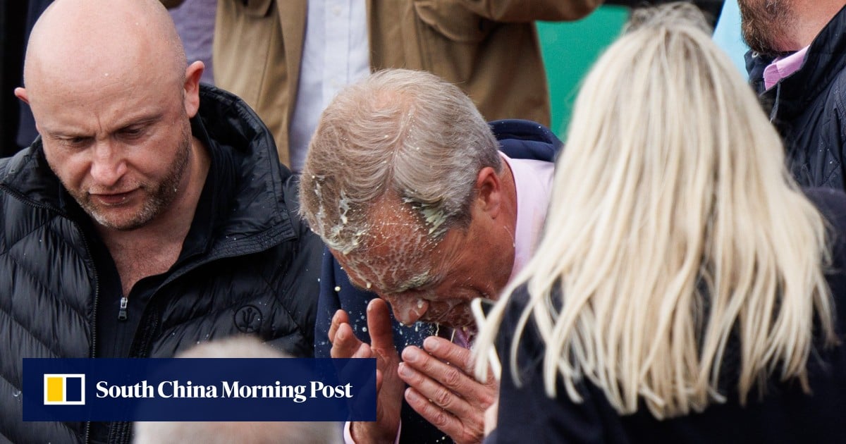 El partidario del Brexit, Nigel Farage, golpeado por un batido mientras iniciaba la campaña electoral en el Reino Unido
