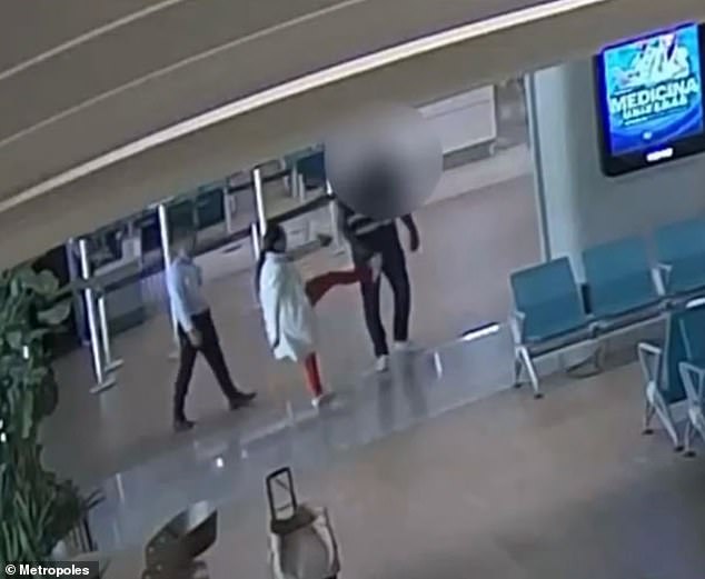 Luana Otoni, una abogada de 39 años, fue captada en video agrediendo a un hombre negro, quien es gerente de operaciones de Azul Brazilian Airlines, luego de que la sacaron de un avión debido a su comportamiento rebelde en el Aeropuerto Internacional de Belo Horizonte en Confins, Brasil, el Domingo