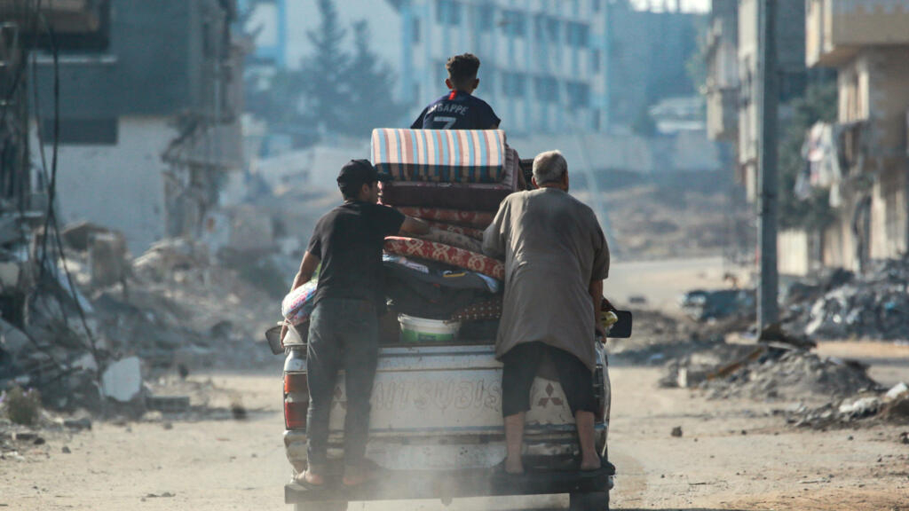 Israel bombardea el centro de Gaza mientras los mediadores discuten un plan de tregua y rehenes
