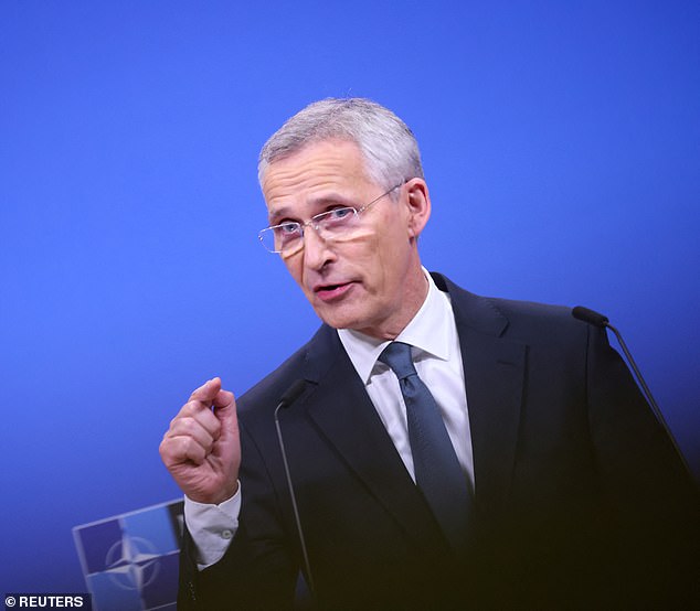 Jens Stoltenberg (en la foto), el decimotercer secretario general de la OTAN, reveló que hubo discusiones en vivo entre los miembros sobre la retirada de misiles del almacenamiento y su puesta en espera.