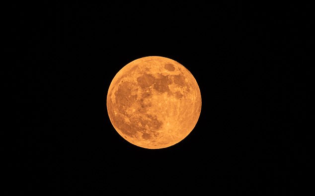 Una impresionante Luna de Fresa brillará con un tono dorado cuando llene el cielo nocturno el viernes, marcando la primera luna llena de la temporada de verano.