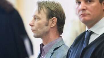 Christian Brueckner, el principal sospechoso en el caso Madeleine McCann, sentado junto a su abogado Friedrich Fuelscher (R) en el tribunal durante una sesión del juicio de un caso no relacionado, el 5 de junio.
