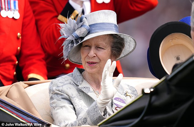 La princesa Ana llega en carruaje el tercer día del Royal Ascot en el hipódromo de Ascot el jueves pasado.