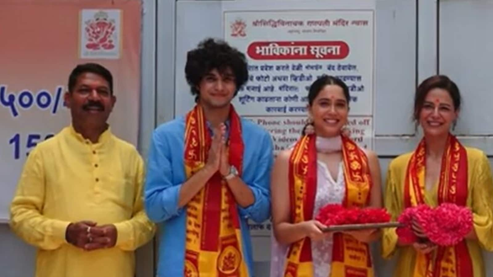  Los actores de Munjya Sharvari Wagh, Abhay Verma y Mona Singh rezan en el templo de Siddhivinayak antes del estreno de la película.  Mirar
