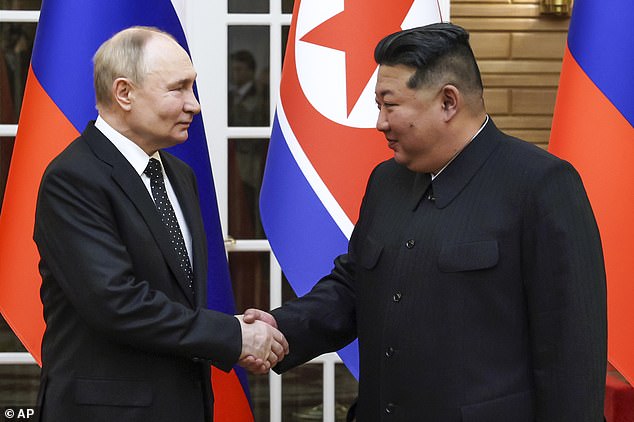 Fue un ajuste bienvenido para un zar.  Miles de norcoreanos aplaudieron fanáticamente mientras el líder supremo Kim Jong Un saludaba al presidente ruso Vladimir Putin en su primera visita al reino ermitaño en 24 años.