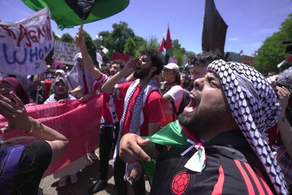  Manifestantes pro palestinos se reúnen en la Casa Blanca;  vallado puesto
