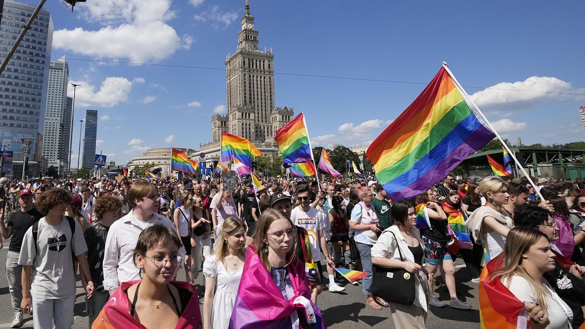 Más de 10.000 polacos participan en el desfile del Orgullo en Varsovia
