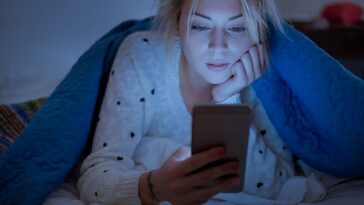 Un nuevo estudio arroja dudas sobre el consejo del NHS de que la luz azul de las pantallas retrasa el sueño.  Las fuentes artificiales de luz azul incluyen teléfonos inteligentes, tabletas y pantallas de computadora, bombillas fluorescentes y televisores LED (foto de archivo)