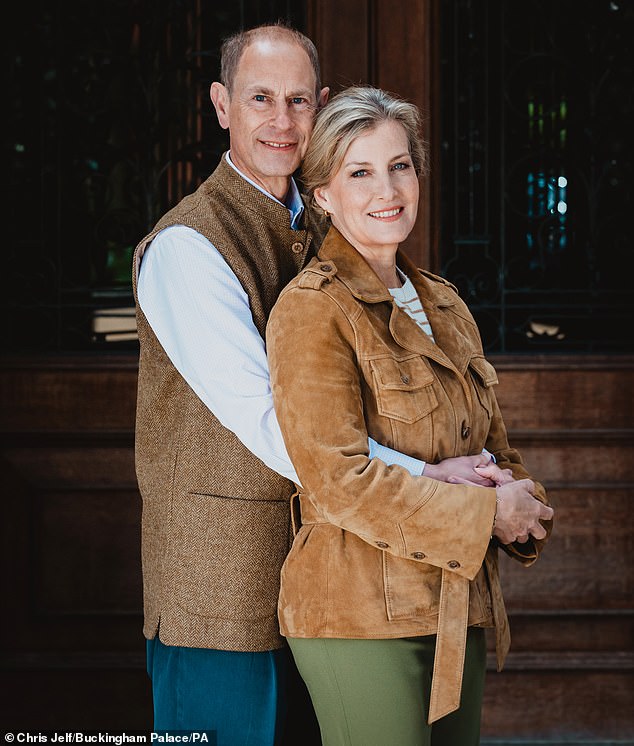 Hoy, el Príncipe Eduardo y Sophie celebran sus bodas de plata de su manera típicamente sutil y sin fanfarrias formales.  El palacio ha publicado una nueva foto de la pareja (arriba), tomada a principios de este mes en Bagshot Park.