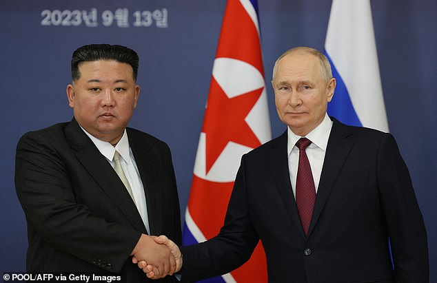 El déspota ruso Vladimir Putin (en la foto, derecha) elogió a Corea del Norte por 