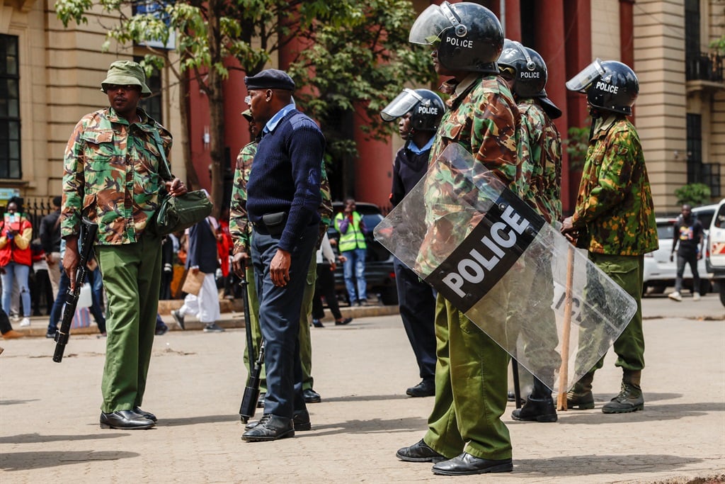 Kenyan police officers near a demonstration against tax hikes in downtown Nairobi on 18 June 2024. (SIMON MAINA / AFP)