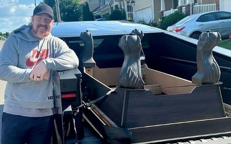 Sheamus hace declaración con la compra del nuevo Tesla Cybertruck
