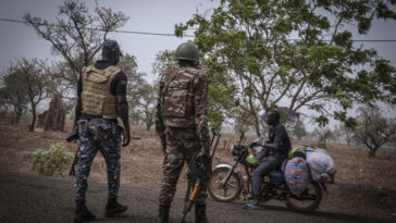 Siete soldados de Benin asesinados por hombres armados en un ataque a un parque nacional, dice una fuente del ejército