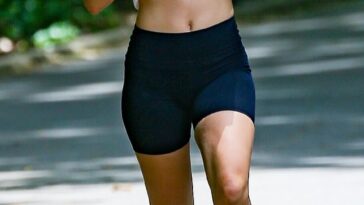 Suri Cruise hizo alarde de su abdomen tonificado mientras disfrutaba de correr en Central Park con un top corto y pantalones cortos de motociclista.