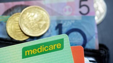 Australia brinda atención médica universal a través de Medicare, que cubre parte o la totalidad de los costos de la atención médica necesaria.  El plan se financia mediante ingresos fiscales.