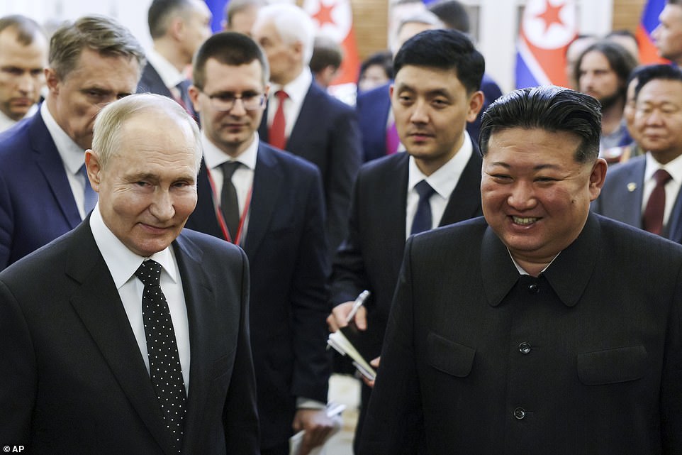 El presidente ruso Vladimir Putin y el líder norcoreano Kim Jong Un revivieron el miércoles un compromiso de defensa mutua de la época de la Guerra Fría.  Pero eso no fue todo lo que los observadores de Corea del Norte notaron durante la visita de Putin al reino ermitaño.