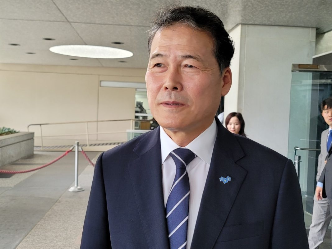 Unification minister discusses N.K. defectors' forced repatriation in talks with Campbell