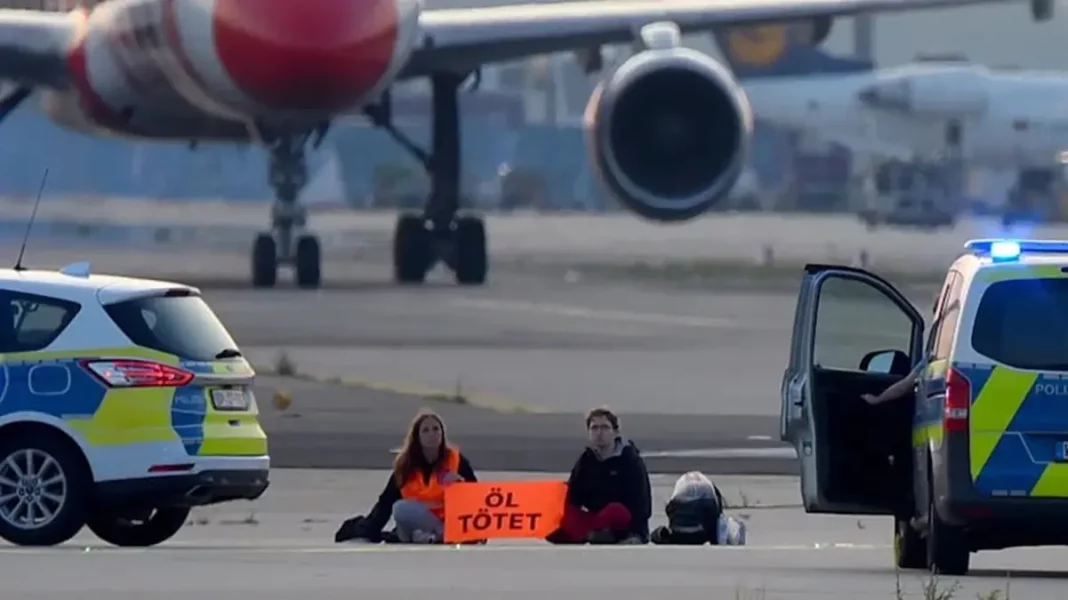 Activistas climáticos de la última generación bloquean el aeropuerto más grande de Alemania - teleSUR
