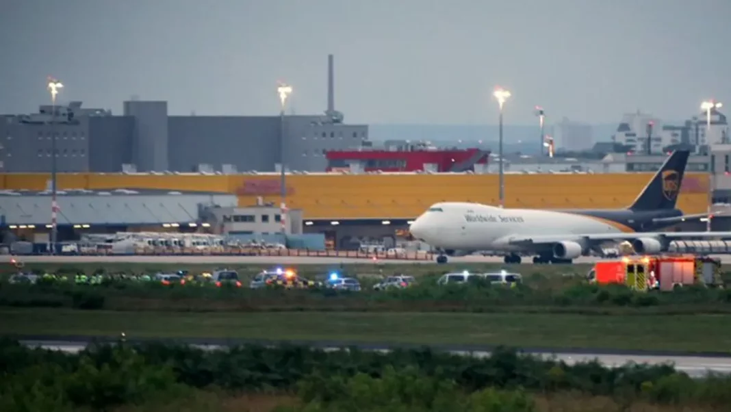 Activistas climáticos paralizan el tráfico aéreo en aeropuerto alemán - teleSUR
