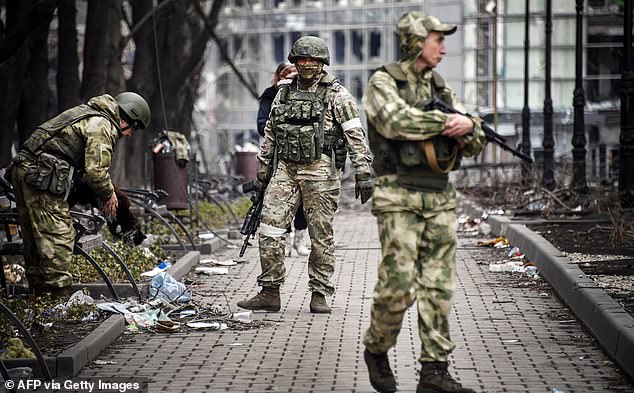 Imagen de archivo de soldados rusos caminando por una calle en Mariupol el 12 de abril de 2022