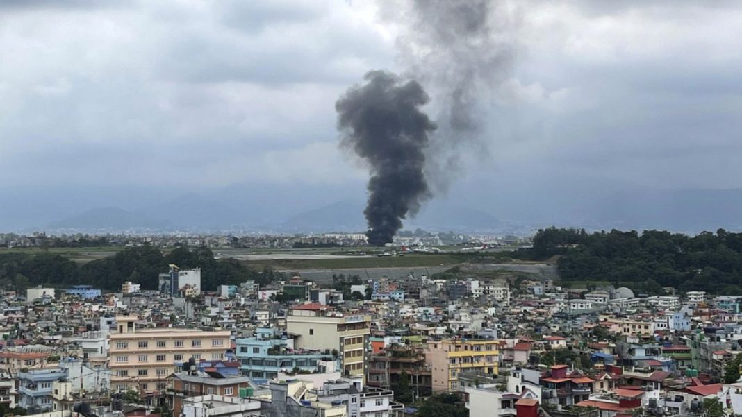 Al menos 18 muertos tras desprendimiento de avión en Nepal
