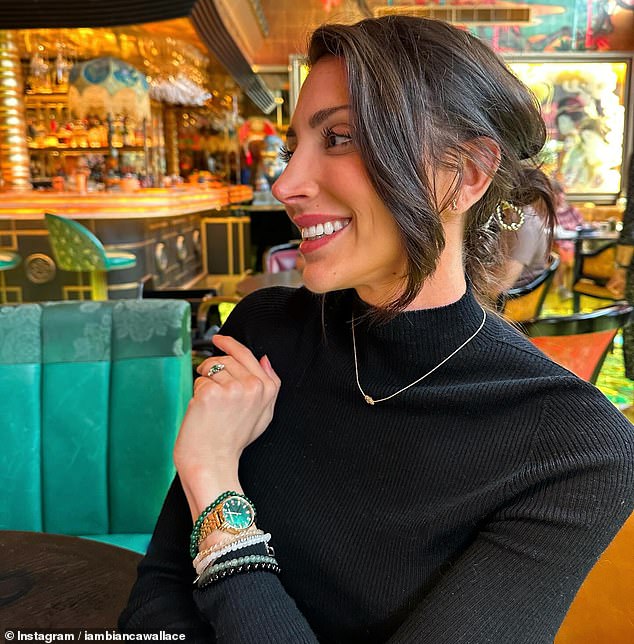 La prometida de Ioan Gruffudd, Bianca Wallace, enfureció a su ex cuando publicó una foto de ella luciendo un nuevo y costoso reloj Rolex.