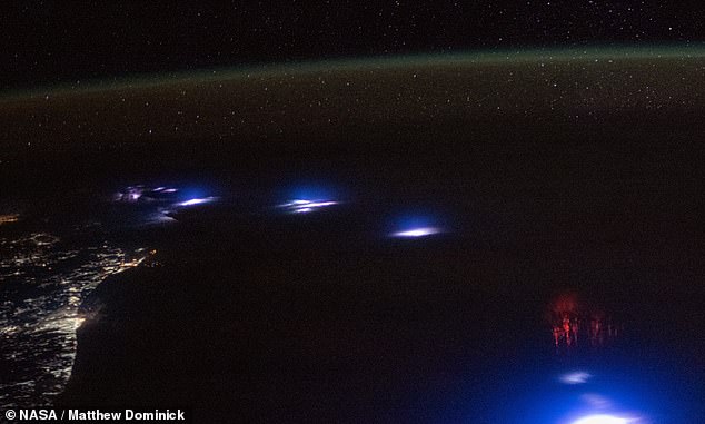 Una imagen asombrosa, tomada esta primavera por el comandante de la misión Crew-8 de SpaceX de la NASA, Matthew Dominick, capturó el destello rápido de un fenómeno meteorológico conocido como 