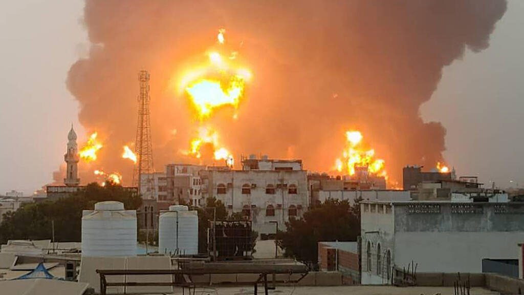 Aviones de combate israelíes atacan la ciudad portuaria de Hodeidah, en Yemen, controlada por los hutíes, según el ejército
