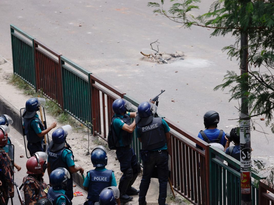 Bangladesh impone confinamiento mientras aumenta el número de muertos por las protestas estudiantiles
