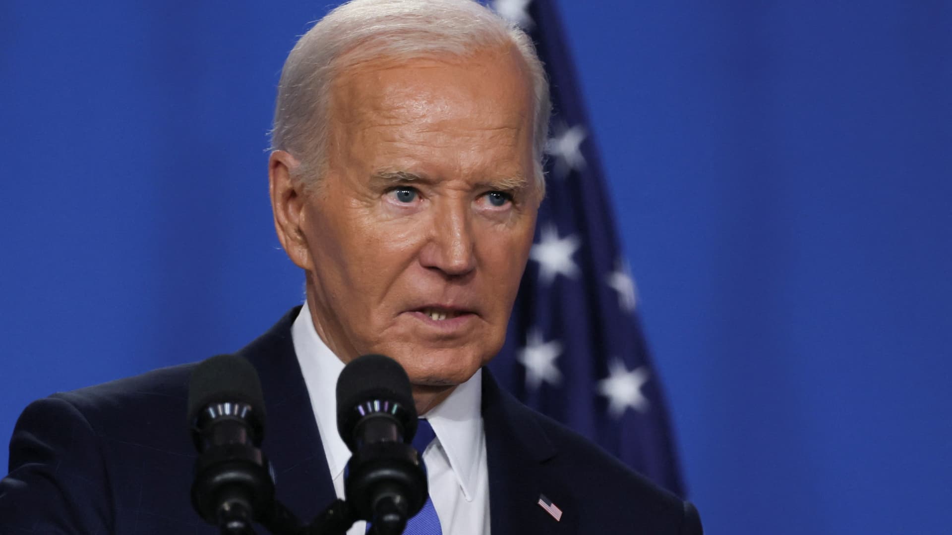 Biden no se retirará a menos que las encuestas digan que 