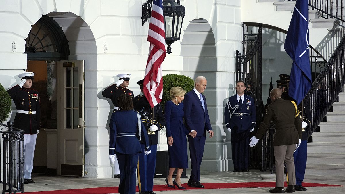 Biden organiza una cena en la OTAN con la esperanza de mantener una imagen renovada
