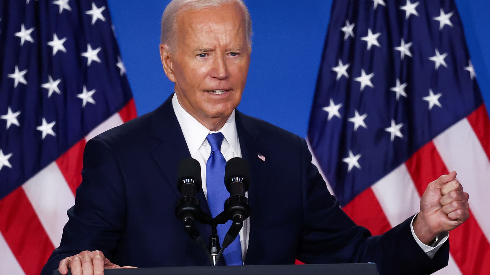 Biden pierde el hilo de sus pensamientos y llama a Harris “vicepresidenta Trump” en una conferencia de prensa en solitario 
