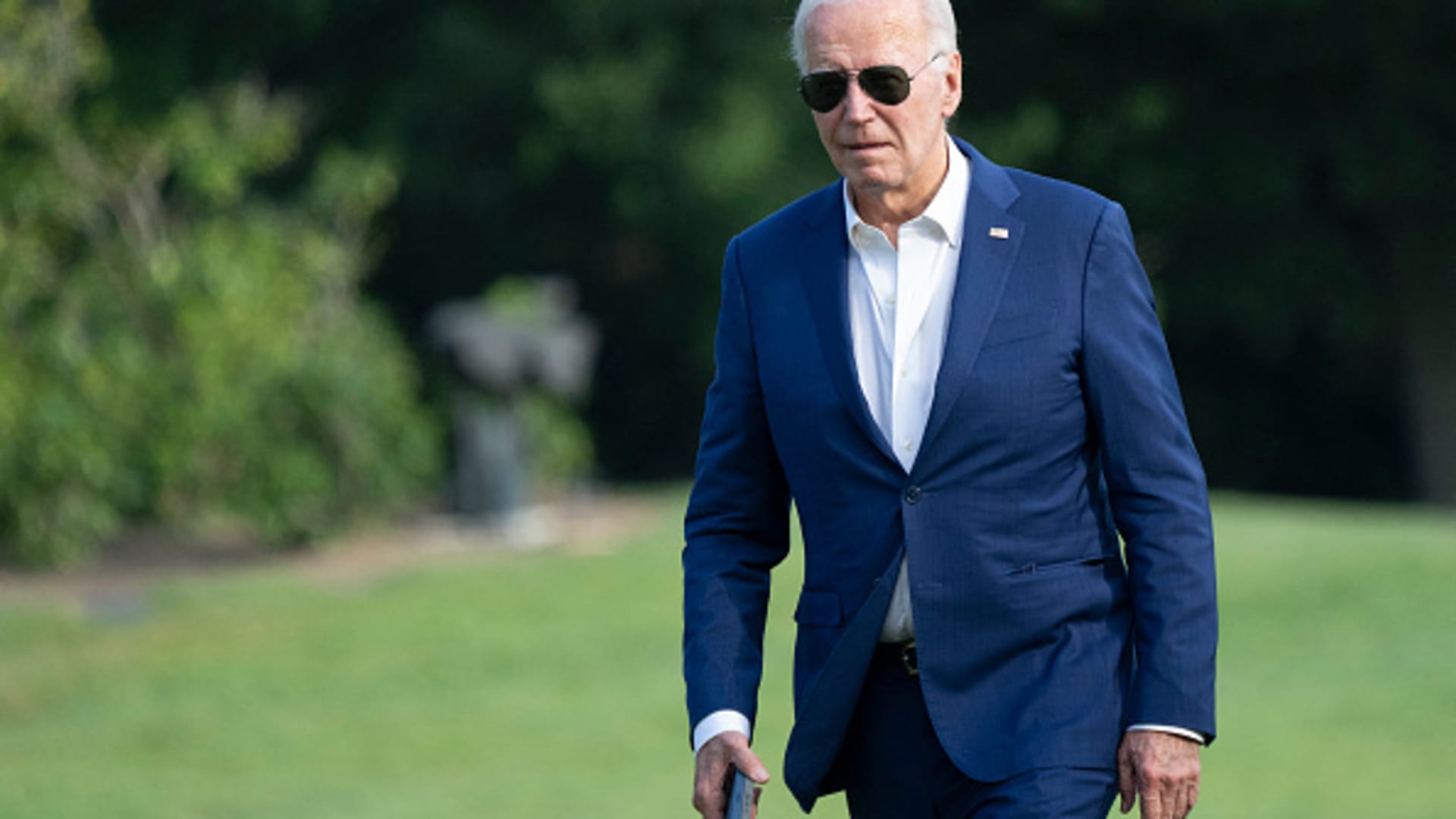 Biden “tiene que abandonar la campaña”, le dice a NBC News un funcionario de campaña
